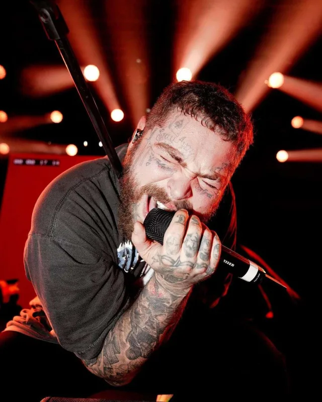 Səhnədə yıxılıb, qabırğalarını sındırdı - VİDEO