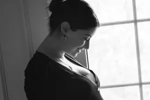 Hazalın ağlı-qaralı hamiləlik şəkilləri