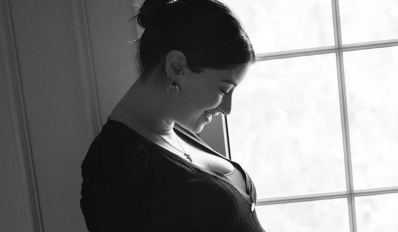 Hazalın ağlı-qaralı hamiləlik şəkilləri