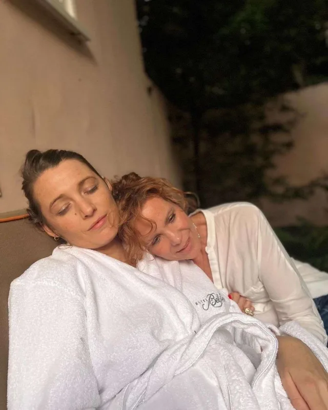 Paparatsiyalara əsəbiləşib hamiləlik fotolarını yaydı