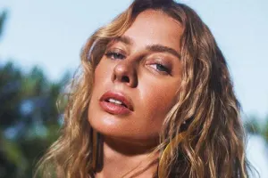 448 minə ev alıb, teatr açmaq istəyir