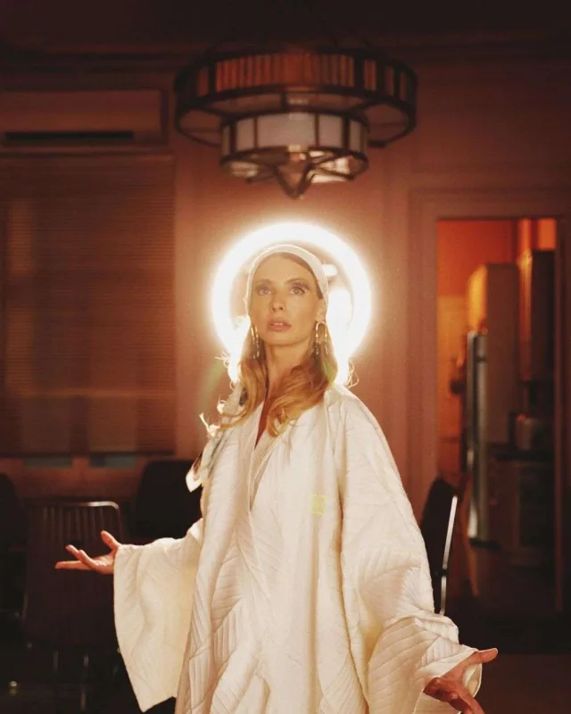 448 minə ev alıb, teatr açmaq istəyir