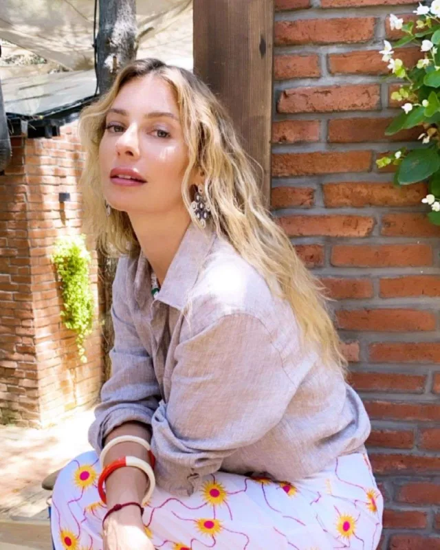 448 minə ev alıb, teatr açmaq istəyir