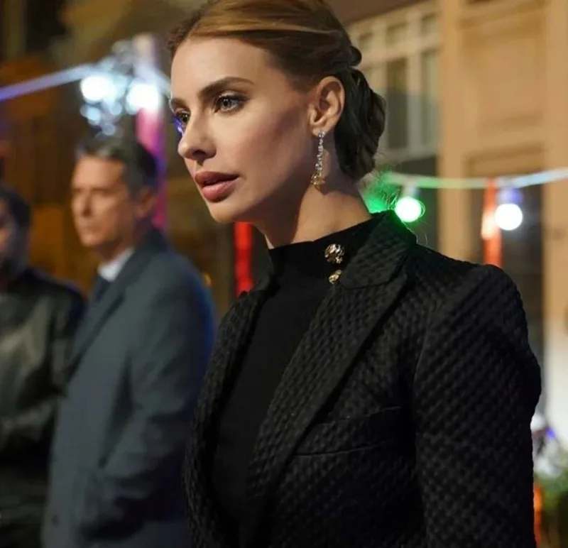 448 minə ev alıb, teatr açmaq istəyir