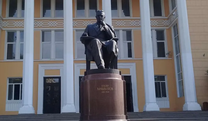 Hacıbəylinin heykəlinə ayaqqabı atan şəxs cəzalandırıldı