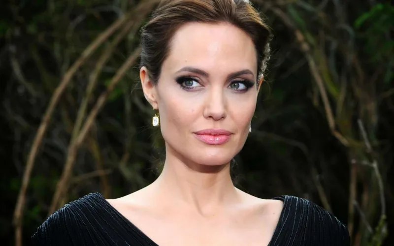 Deputat özünü Ancelina Coliyə bənzədir?