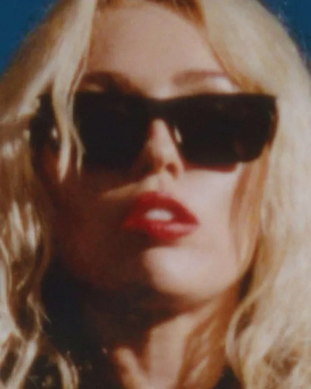 Yeni albomunun örtük fotosunu paylaşdı