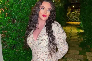 Aysel sinəsini kiçiltdi