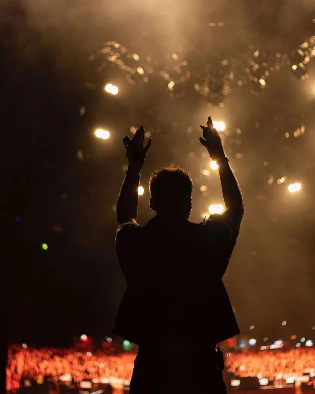 “Mən daha şirinəm, bileti mənə görə alın” - Bakı konsertindən yazdı