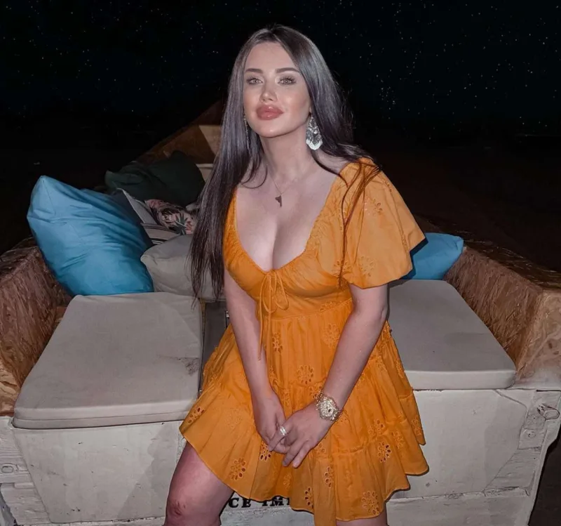 Aysel sinəsini kiçiltdi