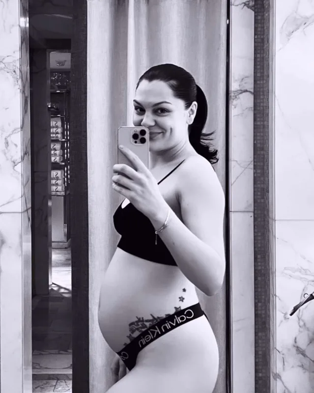 Pop ulduz hamilə olduğunu açıqladı