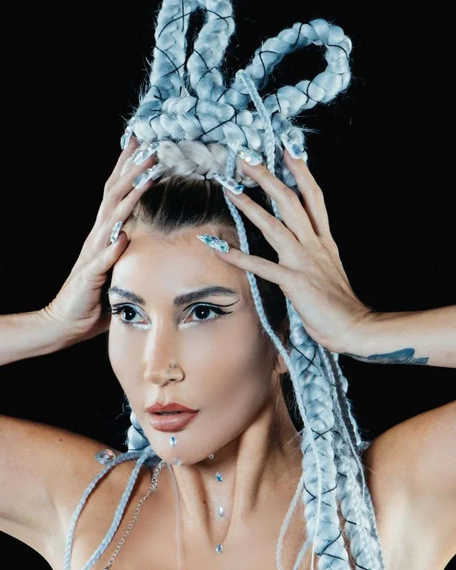 “İşığımı günəş belə qısqanır”