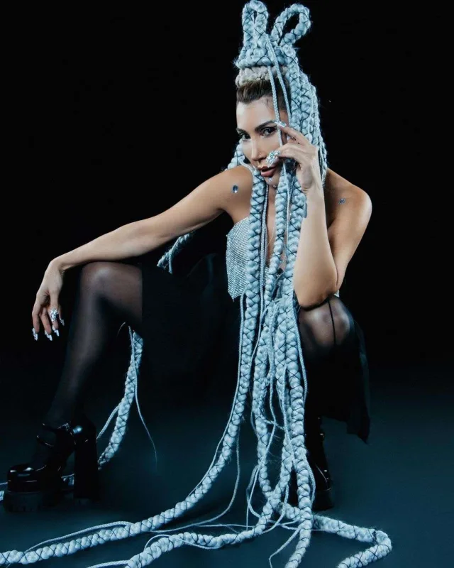 “İşığımı günəş belə qısqanır”