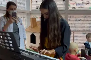 Leyla Əliyevadan uşaqlara musiqili hədiyyə! - Video