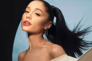 Bunu edən yeganə qadın sənətçi Ariana oldu