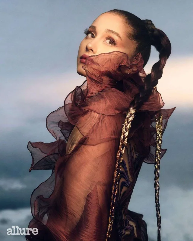 Bunu edən yeganə qadın sənətçi Ariana oldu