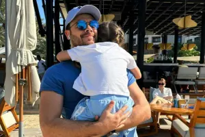 Xalq artisti qızı ilə tətildə