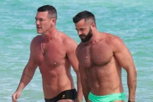 Luk Evans sevgilisiylə çimərlikdə