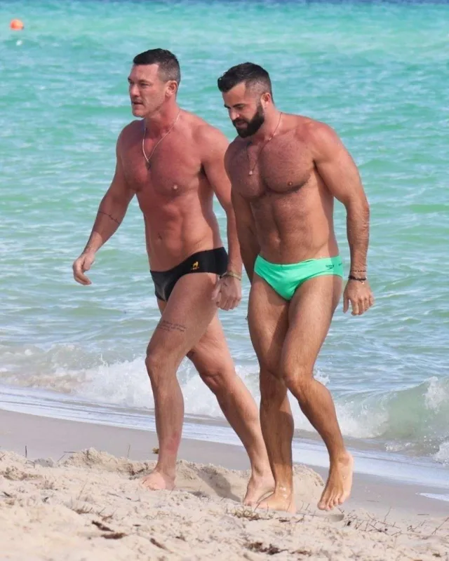 Luk Evans sevgilisiylə çimərlikdə