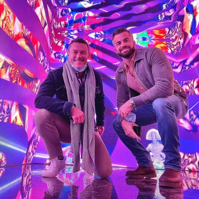 Luk Evans sevgilisiylə çimərlikdə