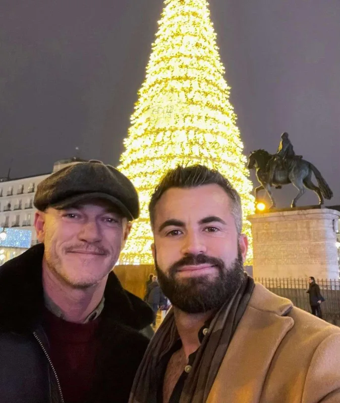 Luk Evans sevgilisiylə çimərlikdə