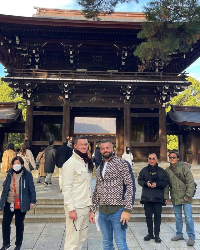 Luk Evans sevgilisiylə çimərlikdə