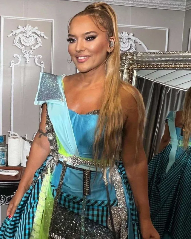 32 il öncəki Demet