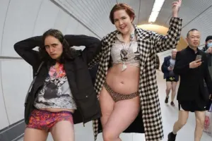 Metroya şalvarsız girdilər!