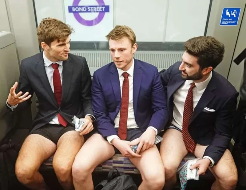 Metroya şalvarsız girdilər!