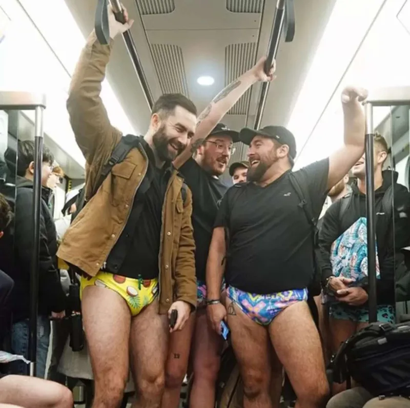 Metroya şalvarsız girdilər!