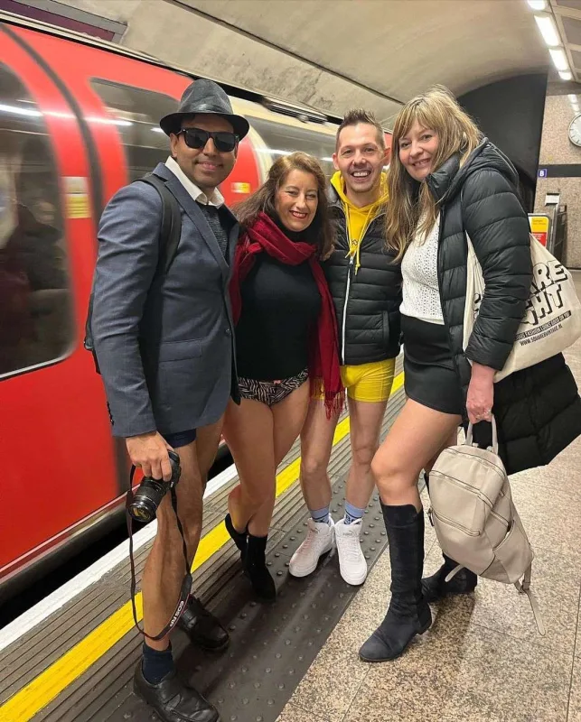 Metroya şalvarsız girdilər!