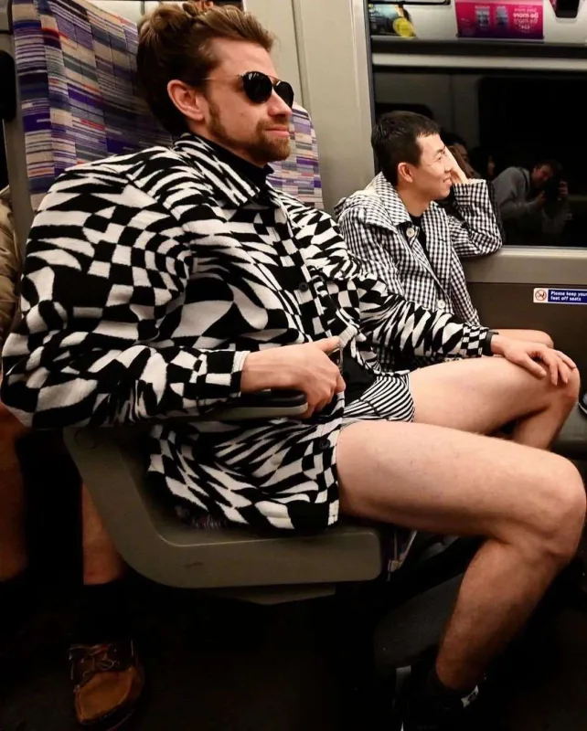 Metroya şalvarsız girdilər!