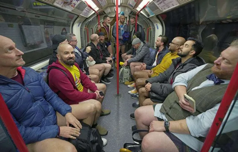 Metroya şalvarsız girdilər!