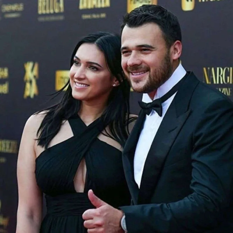 Emin bacısını belə təbrik etdi