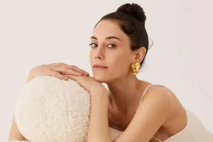 Hava limanında Cansunun halı pisləşdi