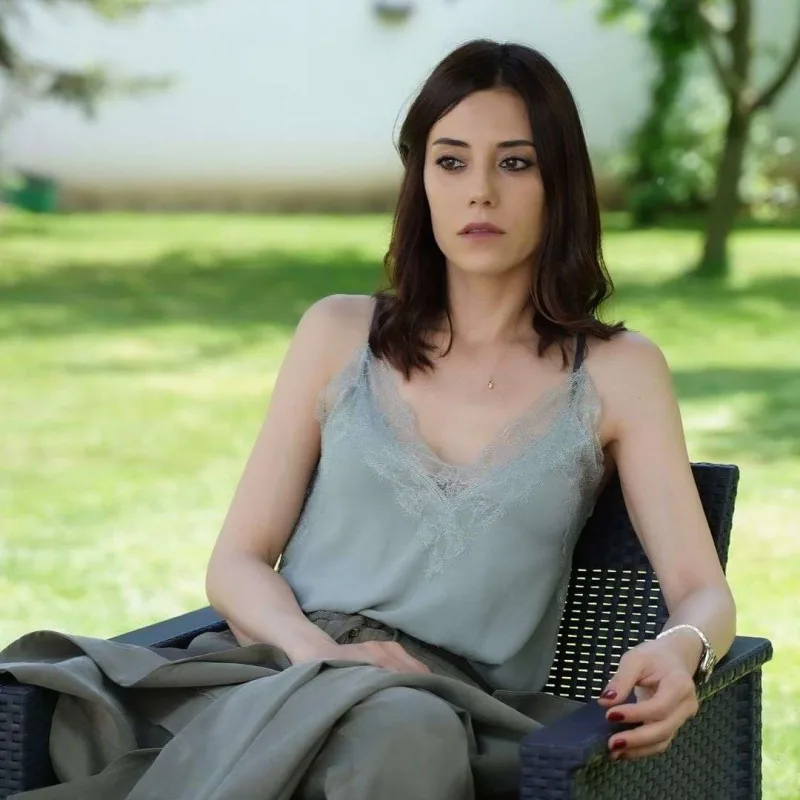 Hava limanında Cansunun halı pisləşdi