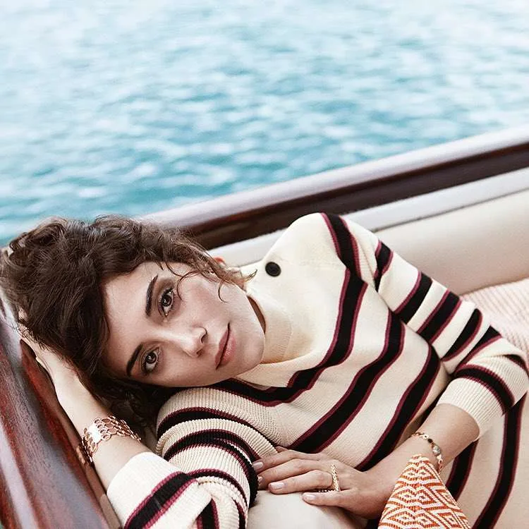 Hava limanında Cansunun halı pisləşdi