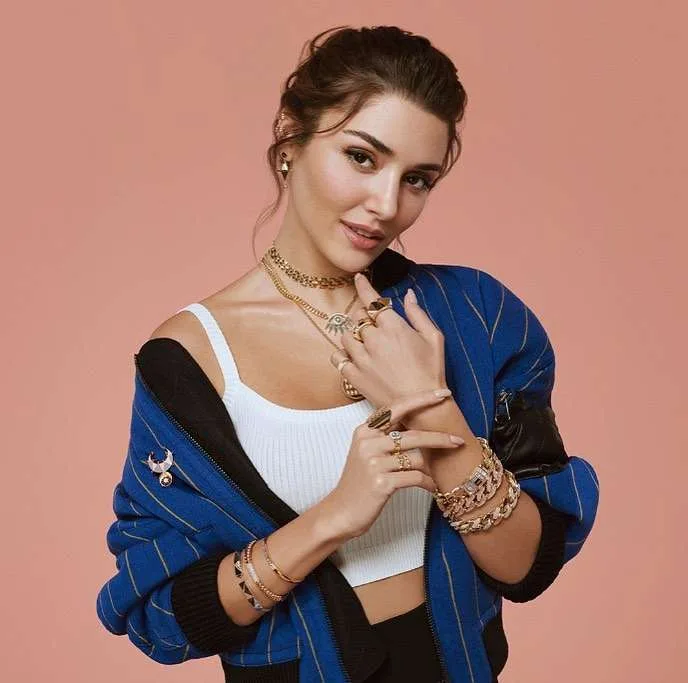 Sinanla boşanan Burcunun adı onunla hallanır