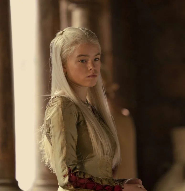 Səhnəyə sərxoş çıxması viral oldu