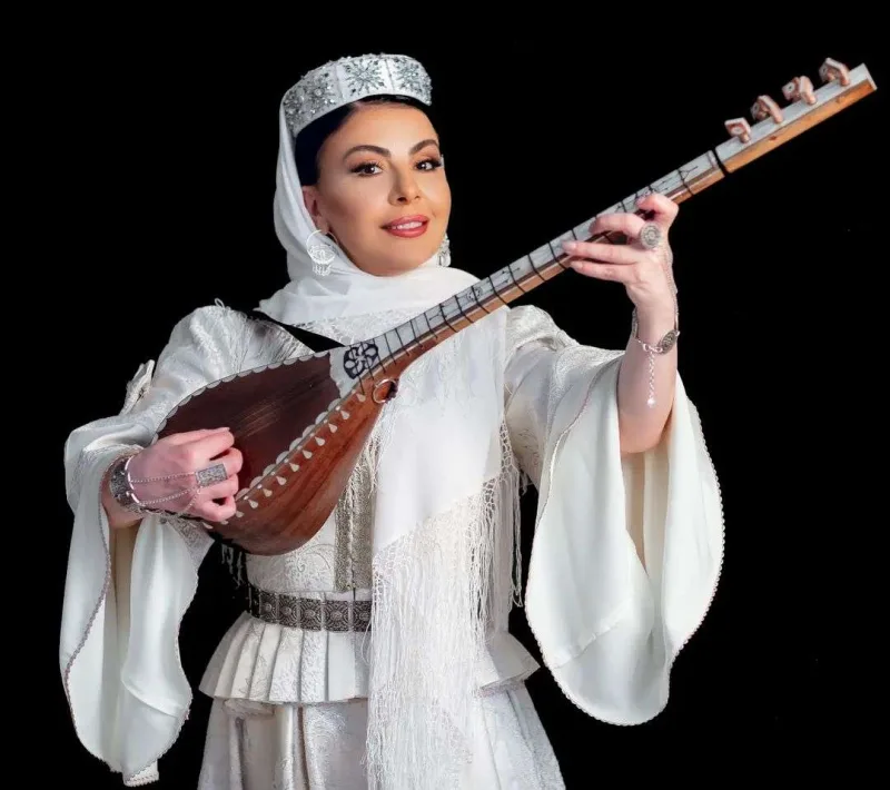 Xanımı Samirəni seçdi, özü aşıqlara söz atdı