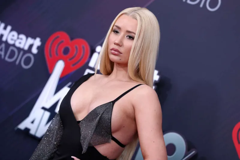 Bir günə “OnlyFans”dan 307 min dollar qazandı