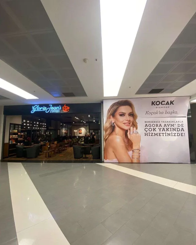 Hadisenin posteri eks-ərinin məkanıyla yan-yana