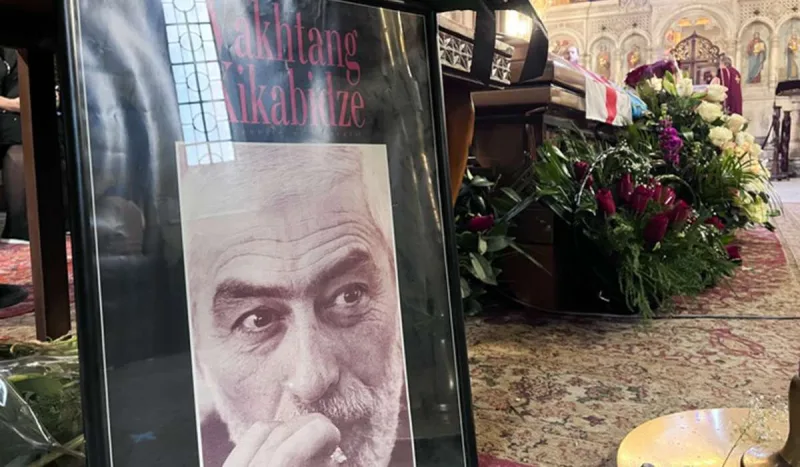 Tabutu Ukrayna bayrağına büründü - Kikabidze ilə vida