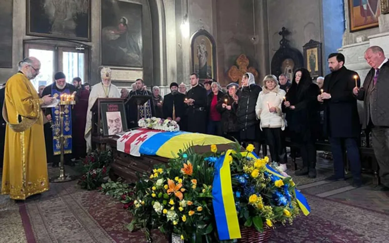 Tabutu Ukrayna bayrağına büründü - Kikabidze ilə vida