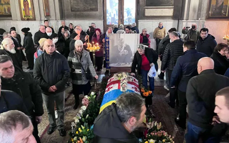 Tabutu Ukrayna bayrağına büründü - Kikabidze ilə vida