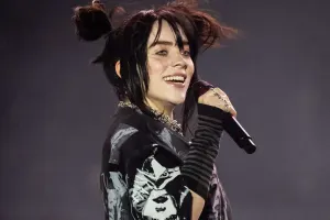 Ona sevgi etiraf edən fanatını tutdurmaq istəyir