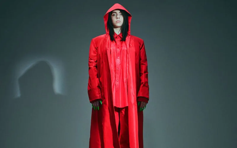 Ona sevgi etiraf edən fanatını tutdurmaq istəyir