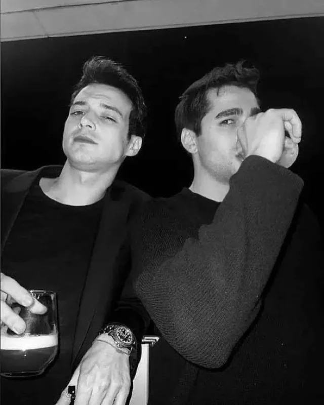 Afra və Mertlə olan fotolarını sildi