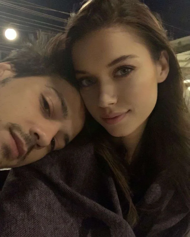 Afra və Mertlə olan fotolarını sildi