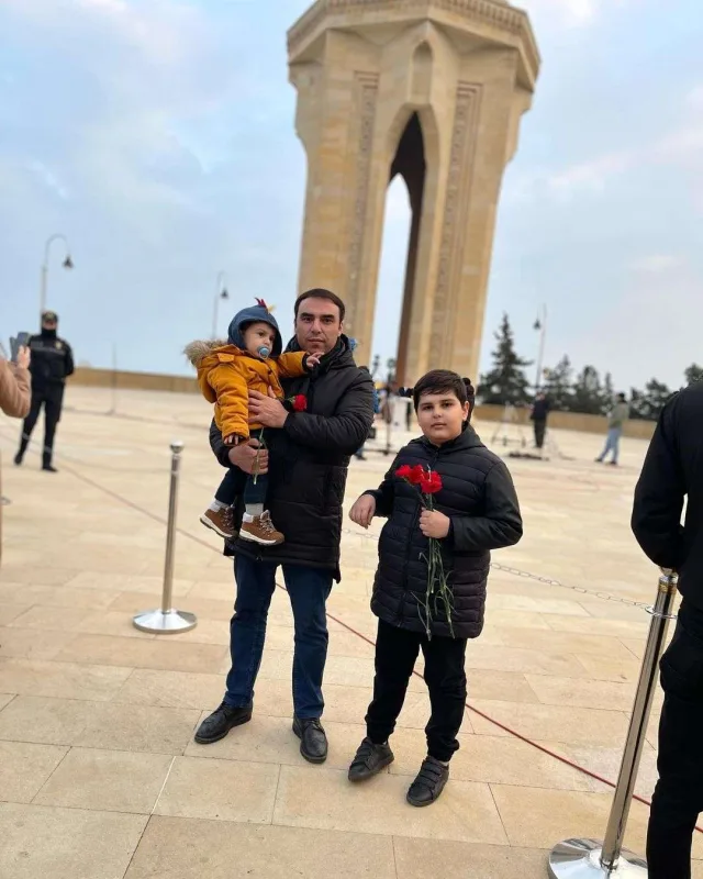 Əməkdar artist övladları ilə Şəhidlər Xiyabanında